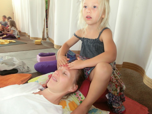 Kind massiert Mamas Gesicht Kind massiert Mamas Gesicht