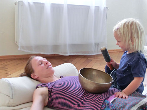 Entspannen mit Kindern FAMILIENyoga_Klangschale