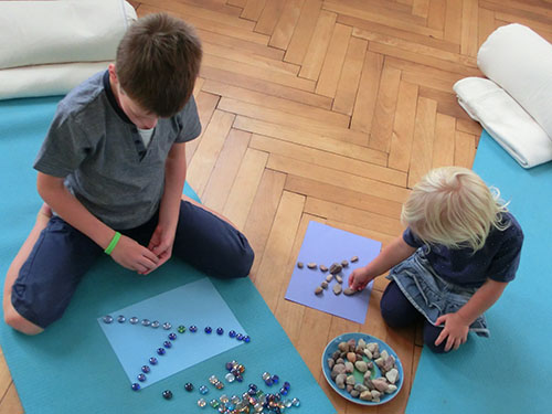 yoga - kreativ - entspannt FAMILIENyoga_Steine_legen