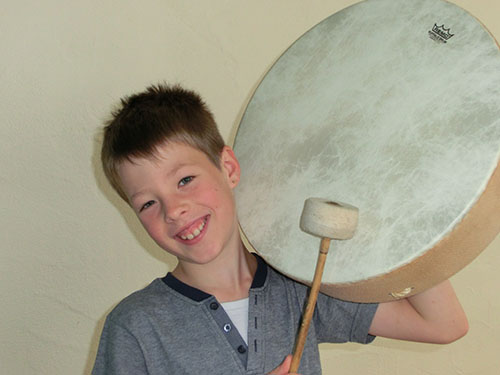 Auch trommeln macht Spass FAMILIENyoga_Trommel