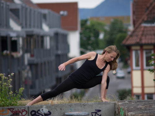 Verena macht Asana auf der Stadtmauer Stadtmauer